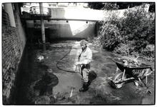 403340 Afbeelding van Bert van Woudenberg van schoonmaakbedrijf 't Sticht tijdens het schoonmaken van de vijver in de ...